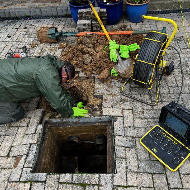 OneFlow Drainage Engineer Spot Digging Onto Collapsed Pipework